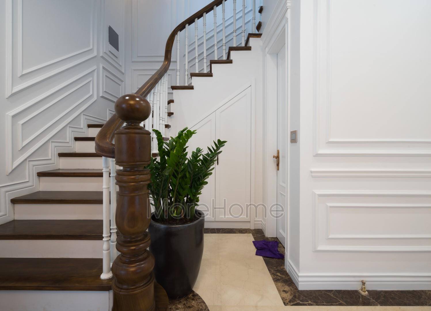 MoreHome tính toán kỹ lưỡng yêu cầu thiết kế và tiêu chuẩn phong thủy để đem lại cầu thang ưng ý nhất cho khách hàng