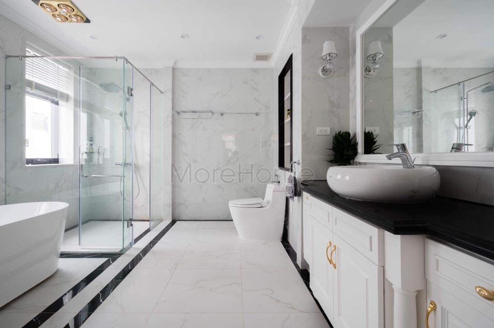 Phòng tắm master sang trọng của biệt thự với cách phối hợp ăn ý của đá nhân tạo, lavabo và gạch lát nền LG