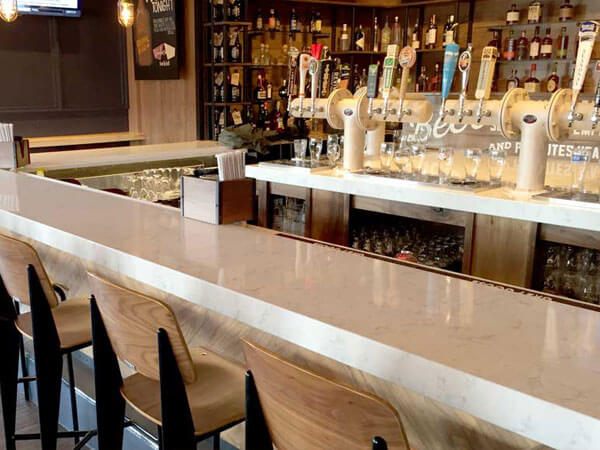 Đá ốp quầy bar đá nhân tạo cao cấp không gian lịch sự sang trọng